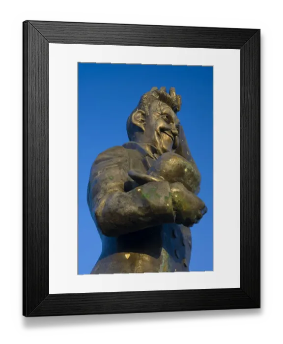 Framed Print : England, Tyne & Wear, North Shields. Statue of Stan Laurel, half of the world famous comedy double-act Laurel and Hardy, who lived in North Shields and attended the Kings School in Tynemouth before