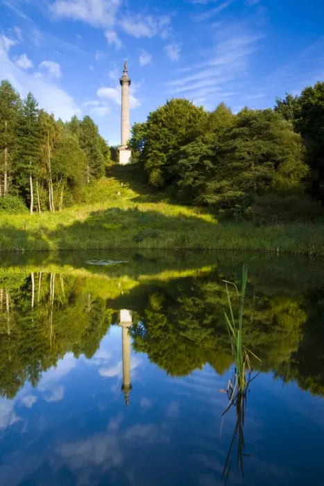 Framed Print : The column of liberty reflected in a pool forming part of the 18th-century landscaped forest