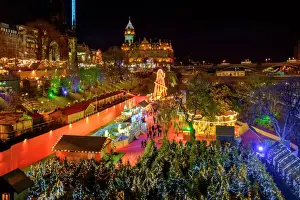 Scotland, Edinburgh, Princes Street Christmas Market. A traditional European Christmas Market located along Princes Street with the Scotts Monument and Balmoral Clock Tower in view